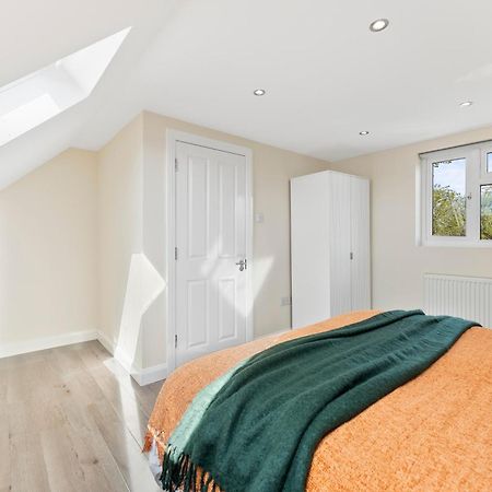 Stylish Wembley Gem - Parking -Sleeps 14 Villa London Exterior photo