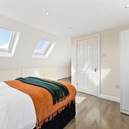 Stylish Wembley Gem - Parking -Sleeps 14 Villa London Exterior photo