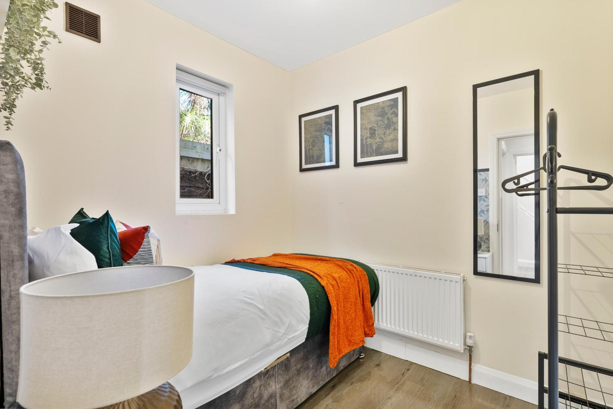 Stylish Wembley Gem - Parking -Sleeps 14 Villa London Exterior photo
