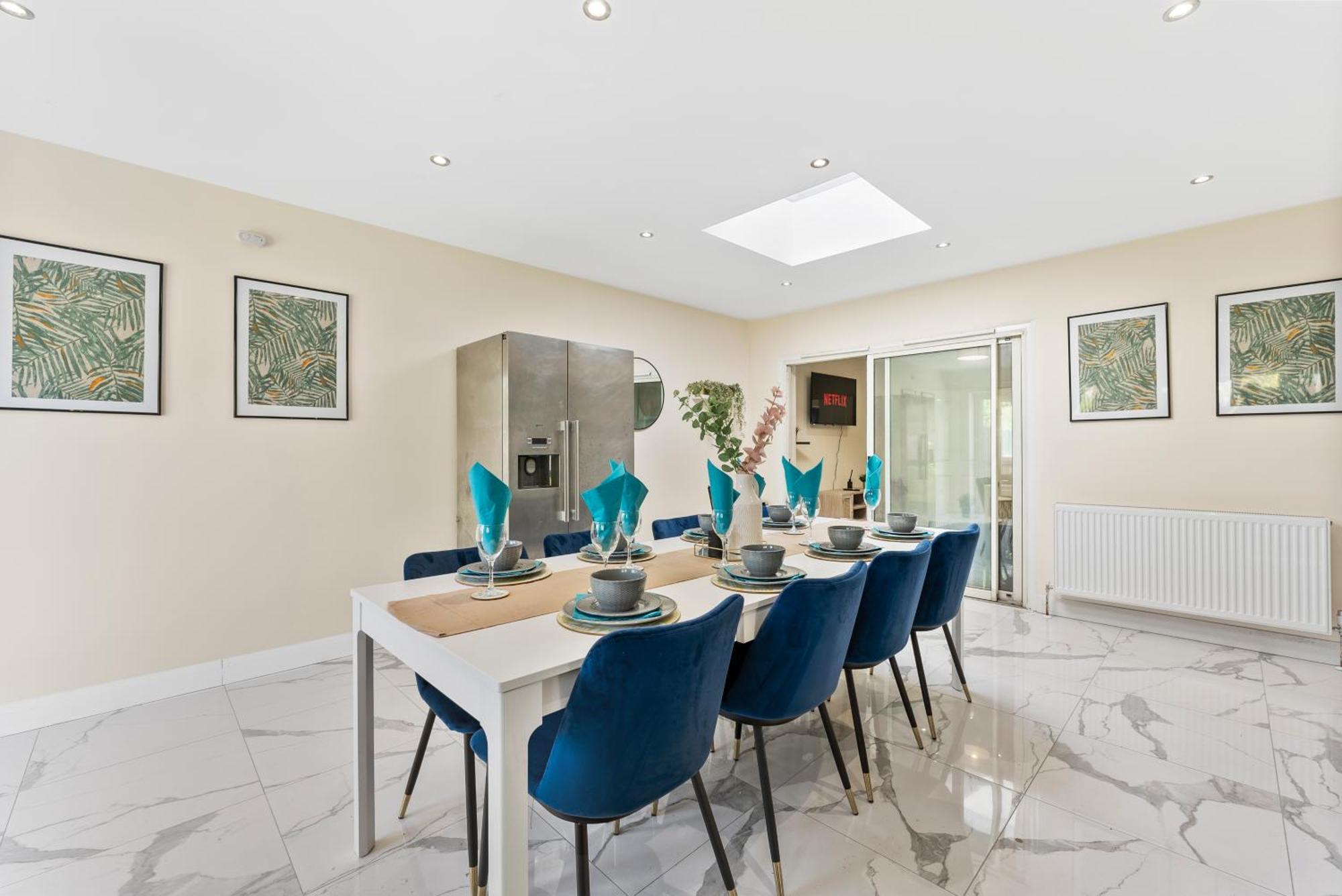 Stylish Wembley Gem - Parking -Sleeps 14 Villa London Exterior photo