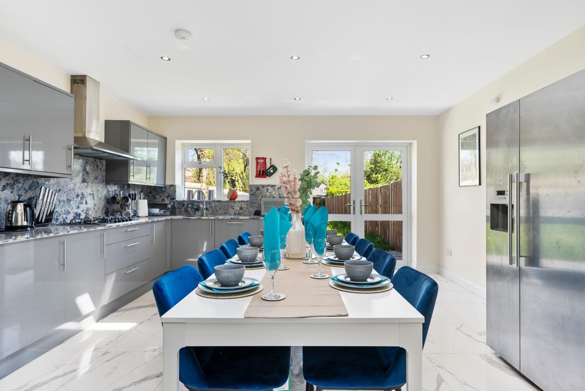 Stylish Wembley Gem - Parking -Sleeps 14 Villa London Exterior photo