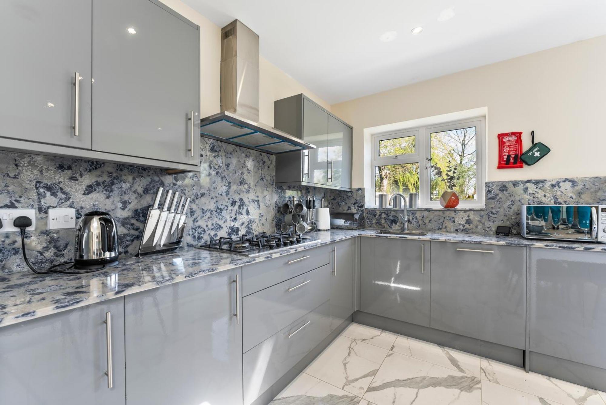 Stylish Wembley Gem - Parking -Sleeps 14 Villa London Exterior photo