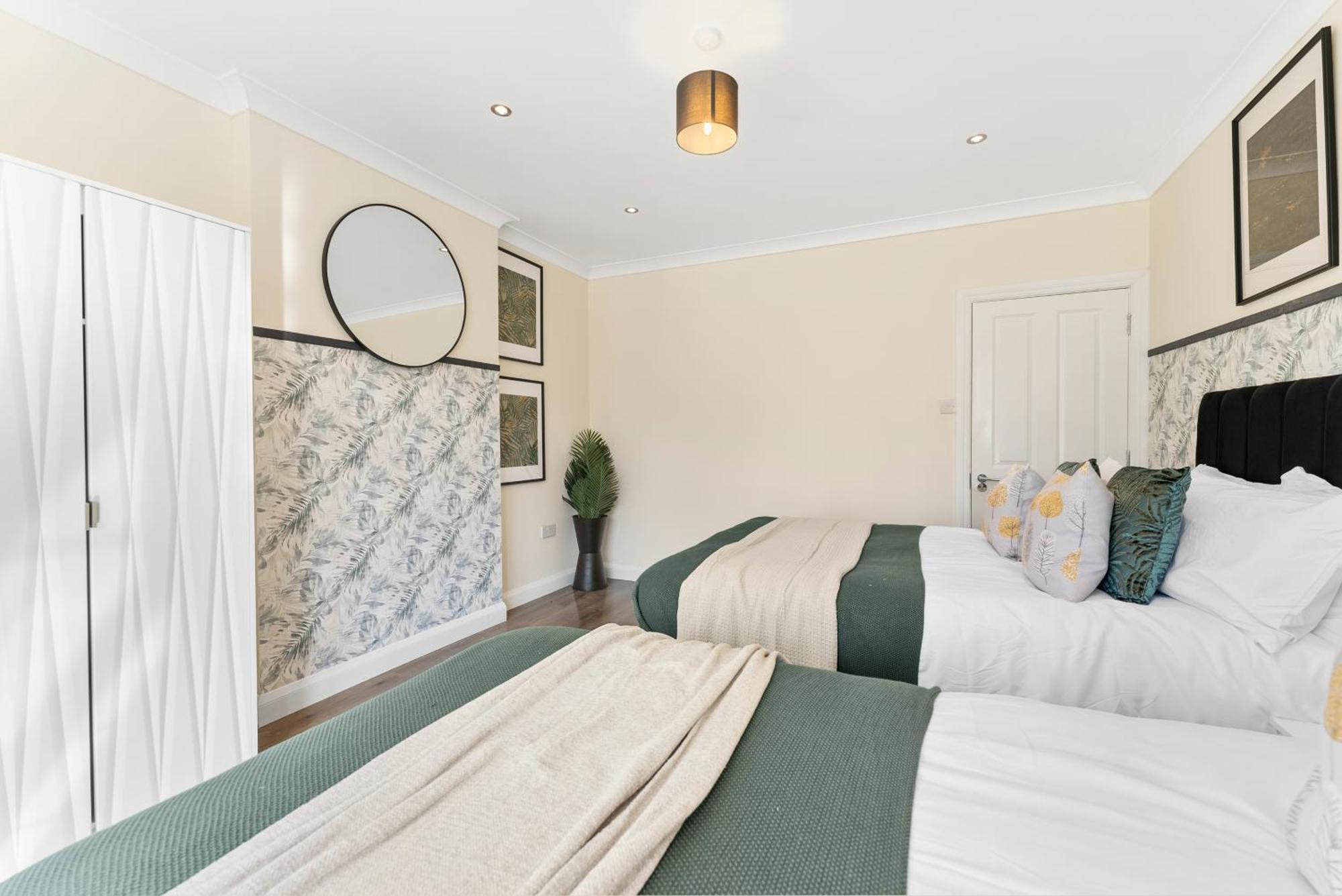 Stylish Wembley Gem - Parking -Sleeps 14 Villa London Exterior photo