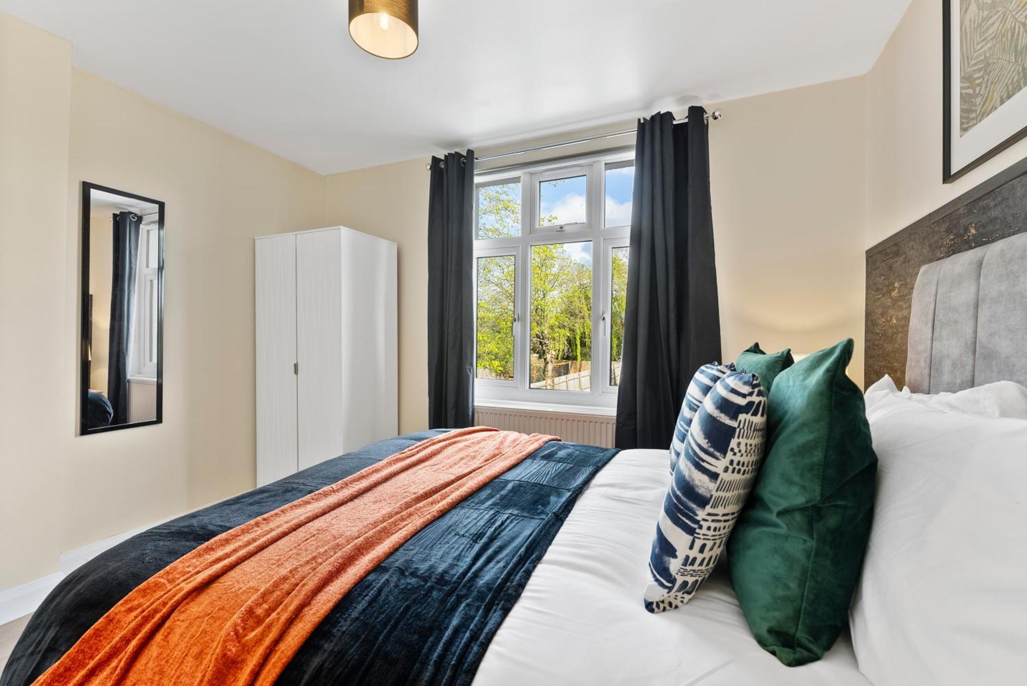 Stylish Wembley Gem - Parking -Sleeps 14 Villa London Exterior photo