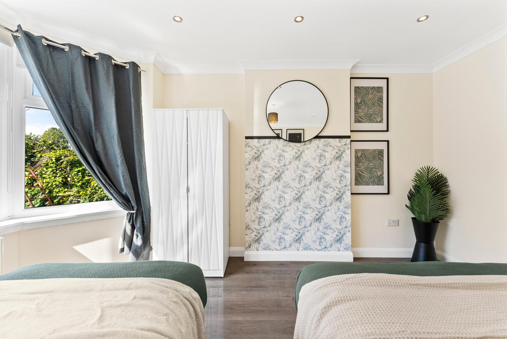 Stylish Wembley Gem - Parking -Sleeps 14 Villa London Exterior photo