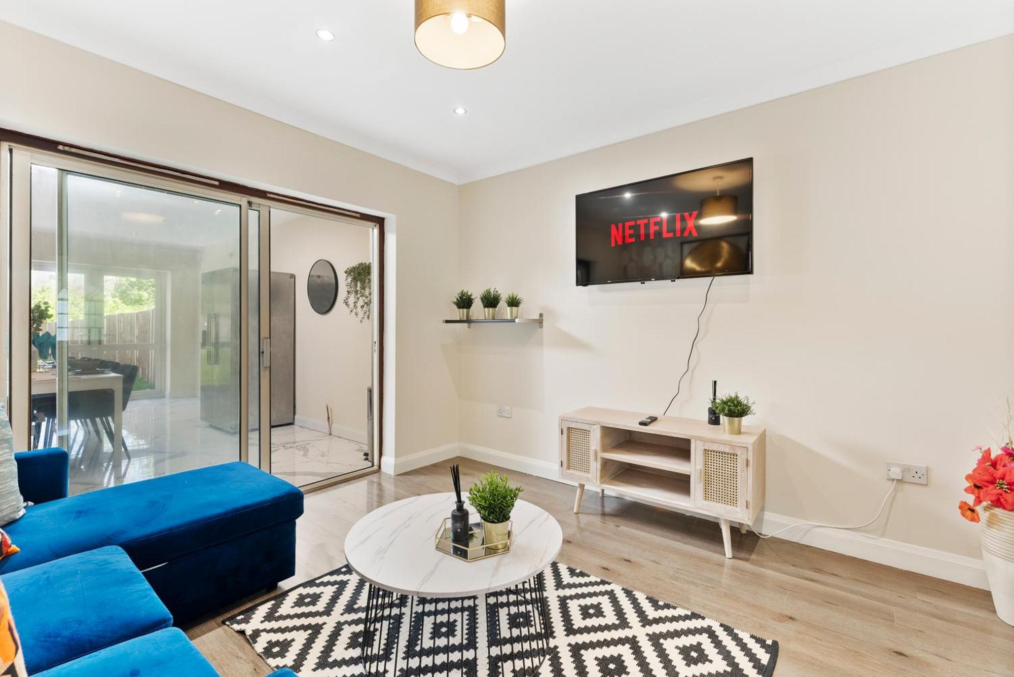 Stylish Wembley Gem - Parking -Sleeps 14 Villa London Exterior photo