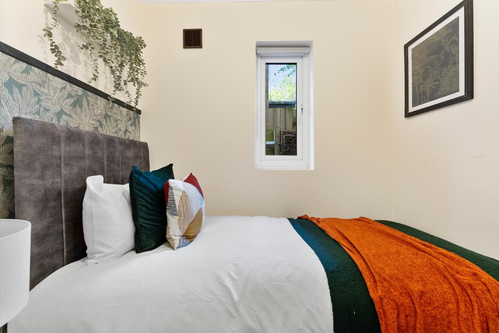 Stylish Wembley Gem - Parking -Sleeps 14 Villa London Exterior photo