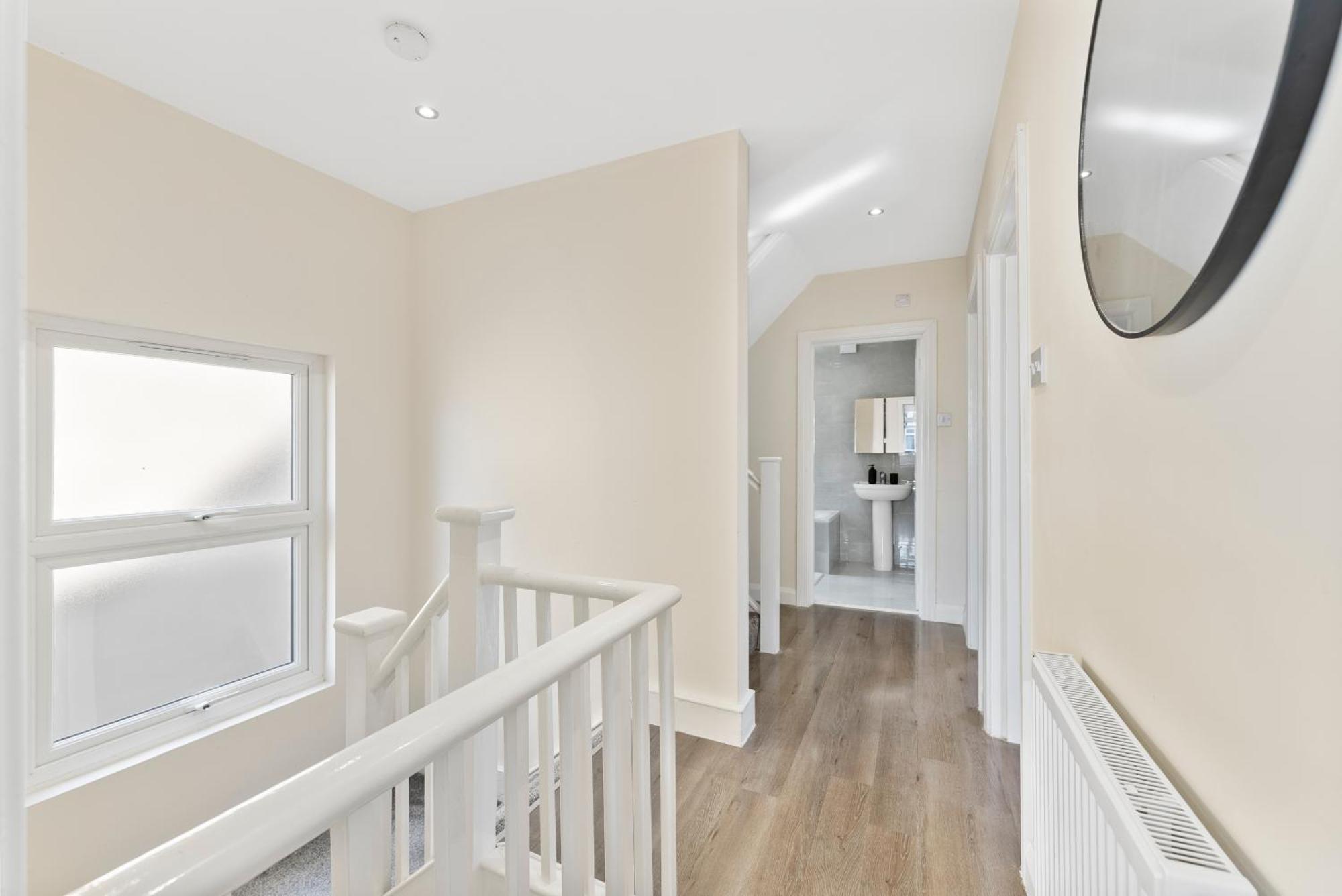 Stylish Wembley Gem - Parking -Sleeps 14 Villa London Exterior photo