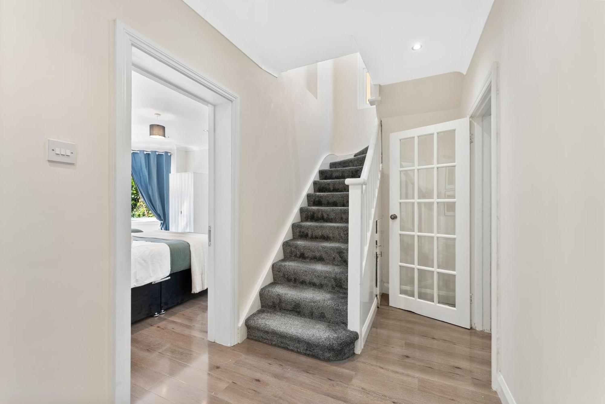 Stylish Wembley Gem - Parking -Sleeps 14 Villa London Exterior photo