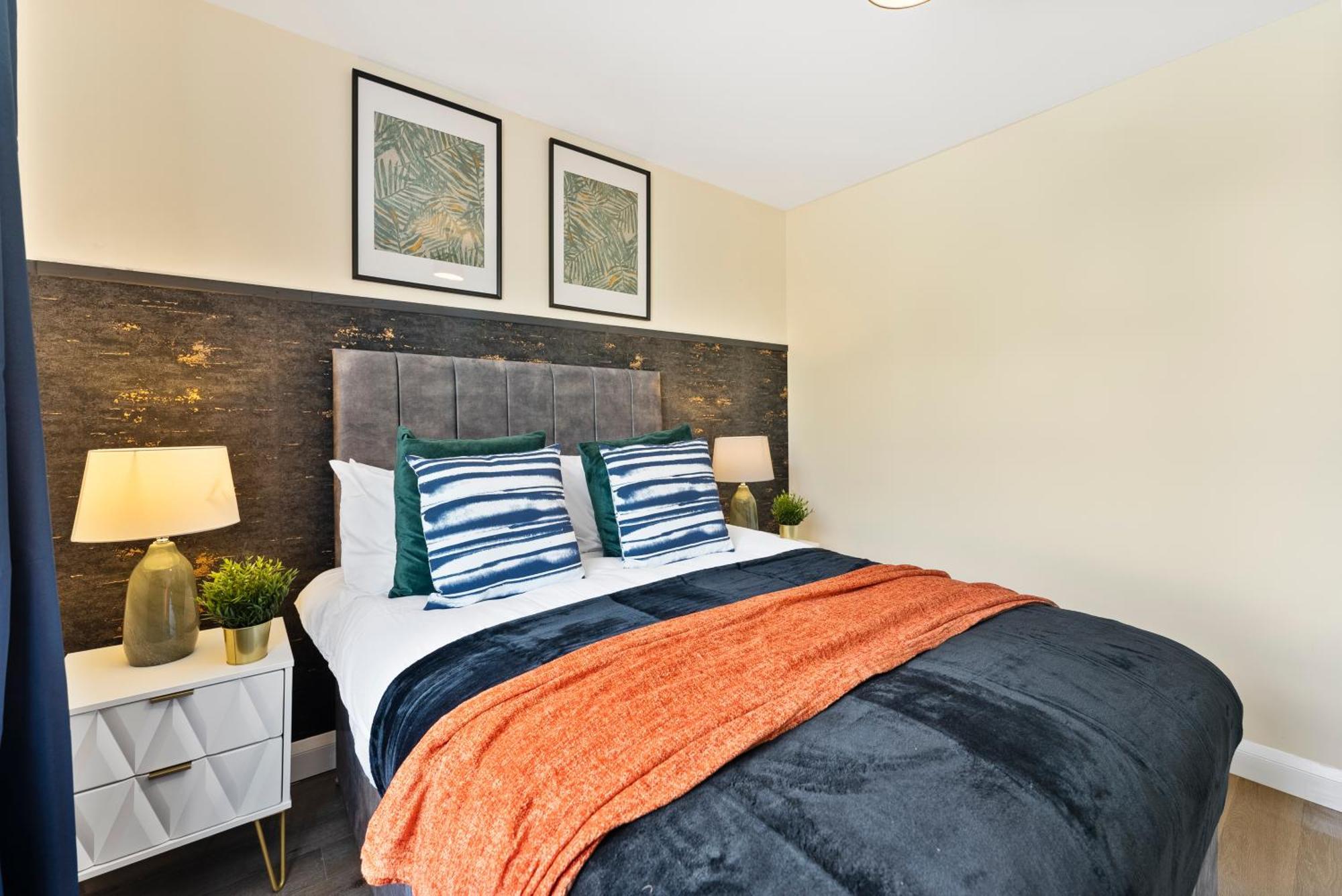 Stylish Wembley Gem - Parking -Sleeps 14 Villa London Exterior photo