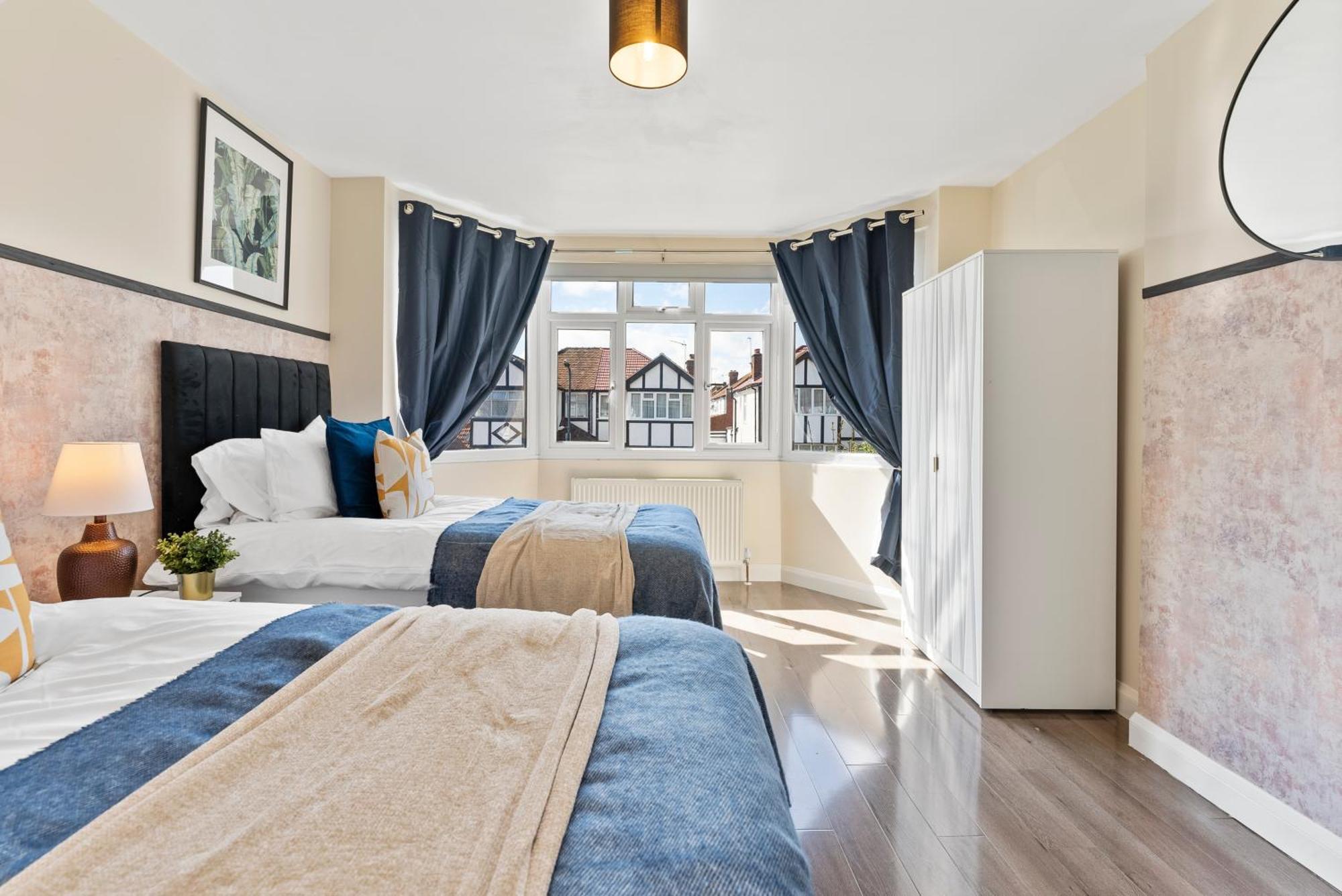 Stylish Wembley Gem - Parking -Sleeps 14 Villa London Exterior photo