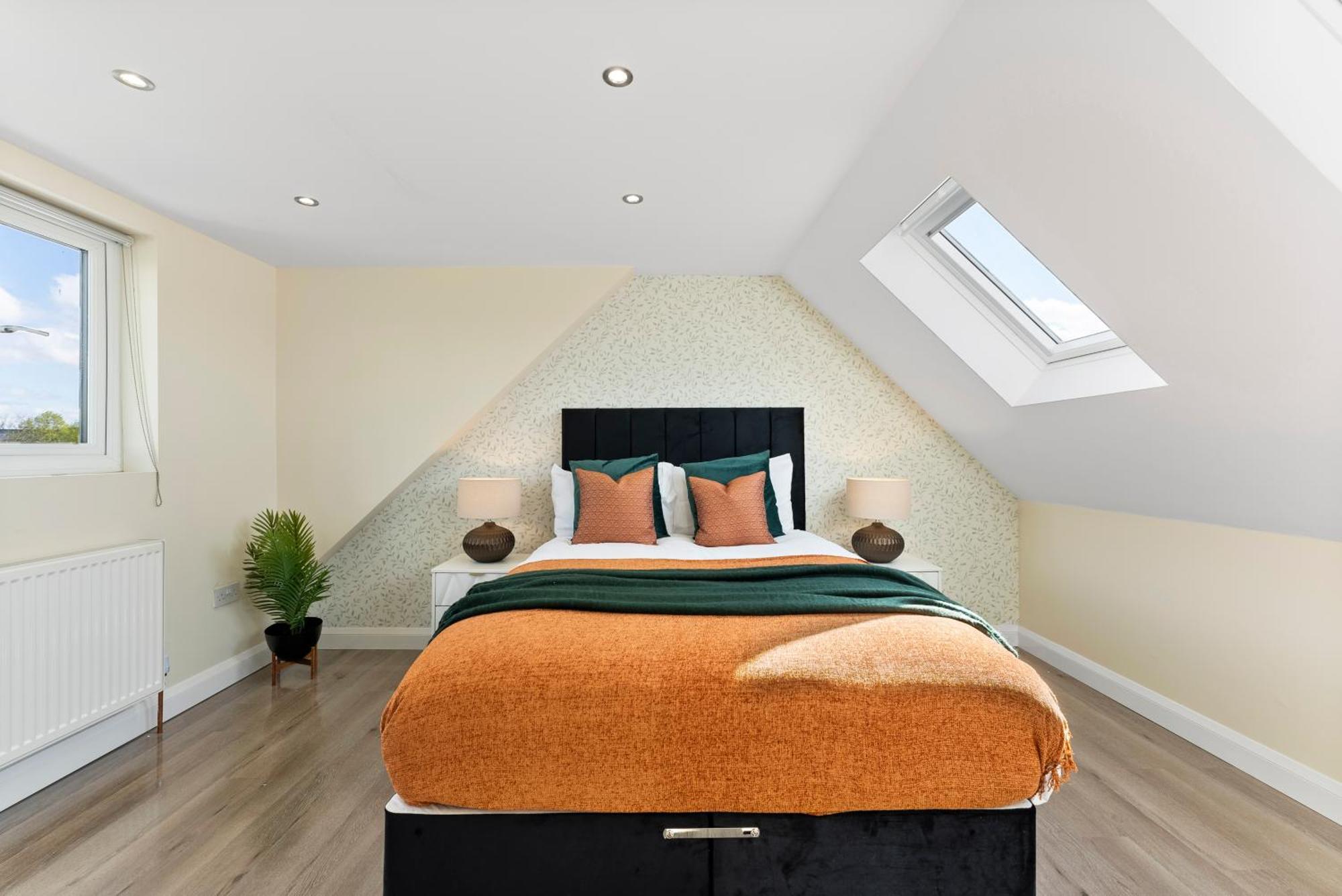 Stylish Wembley Gem - Parking -Sleeps 14 Villa London Exterior photo