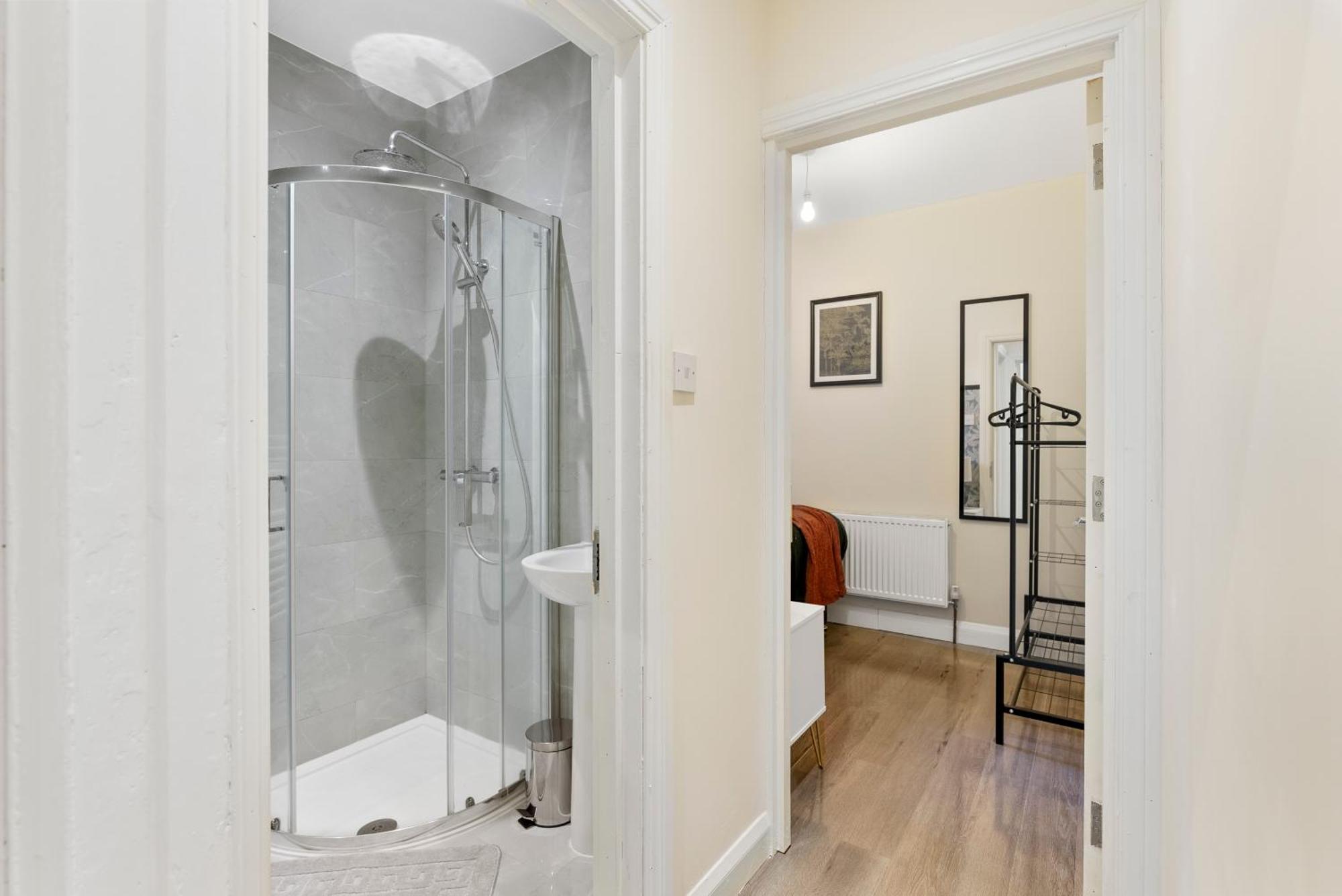 Stylish Wembley Gem - Parking -Sleeps 14 Villa London Exterior photo