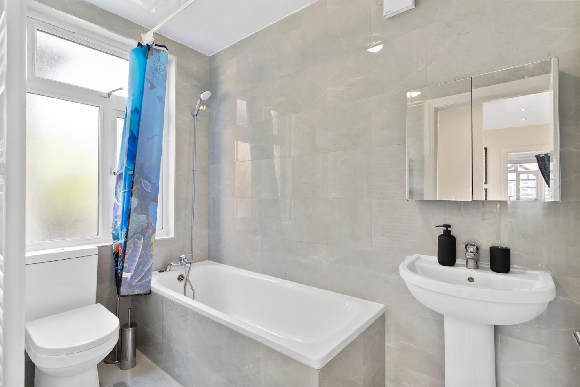 Stylish Wembley Gem - Parking -Sleeps 14 Villa London Exterior photo