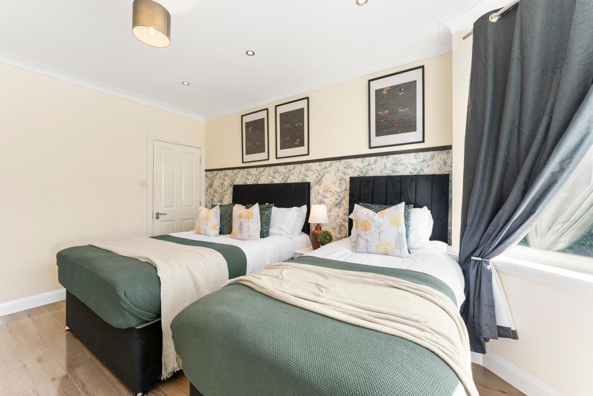 Stylish Wembley Gem - Parking -Sleeps 14 Villa London Exterior photo
