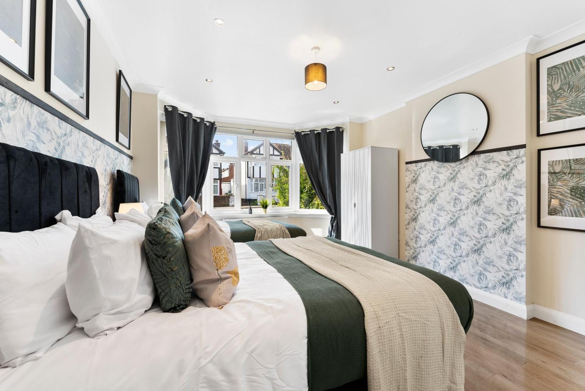 Stylish Wembley Gem - Parking -Sleeps 14 Villa London Exterior photo