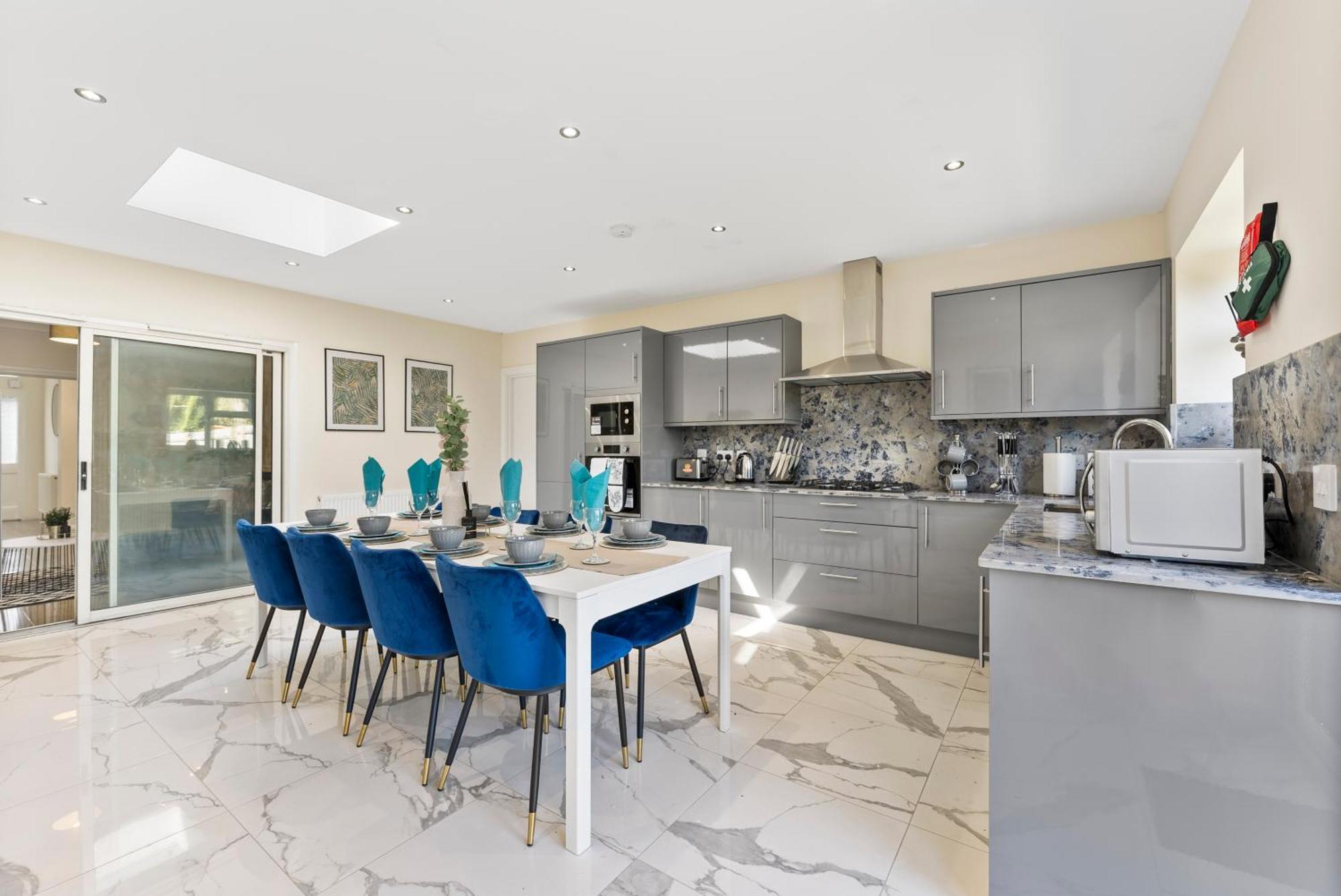 Stylish Wembley Gem - Parking -Sleeps 14 Villa London Exterior photo