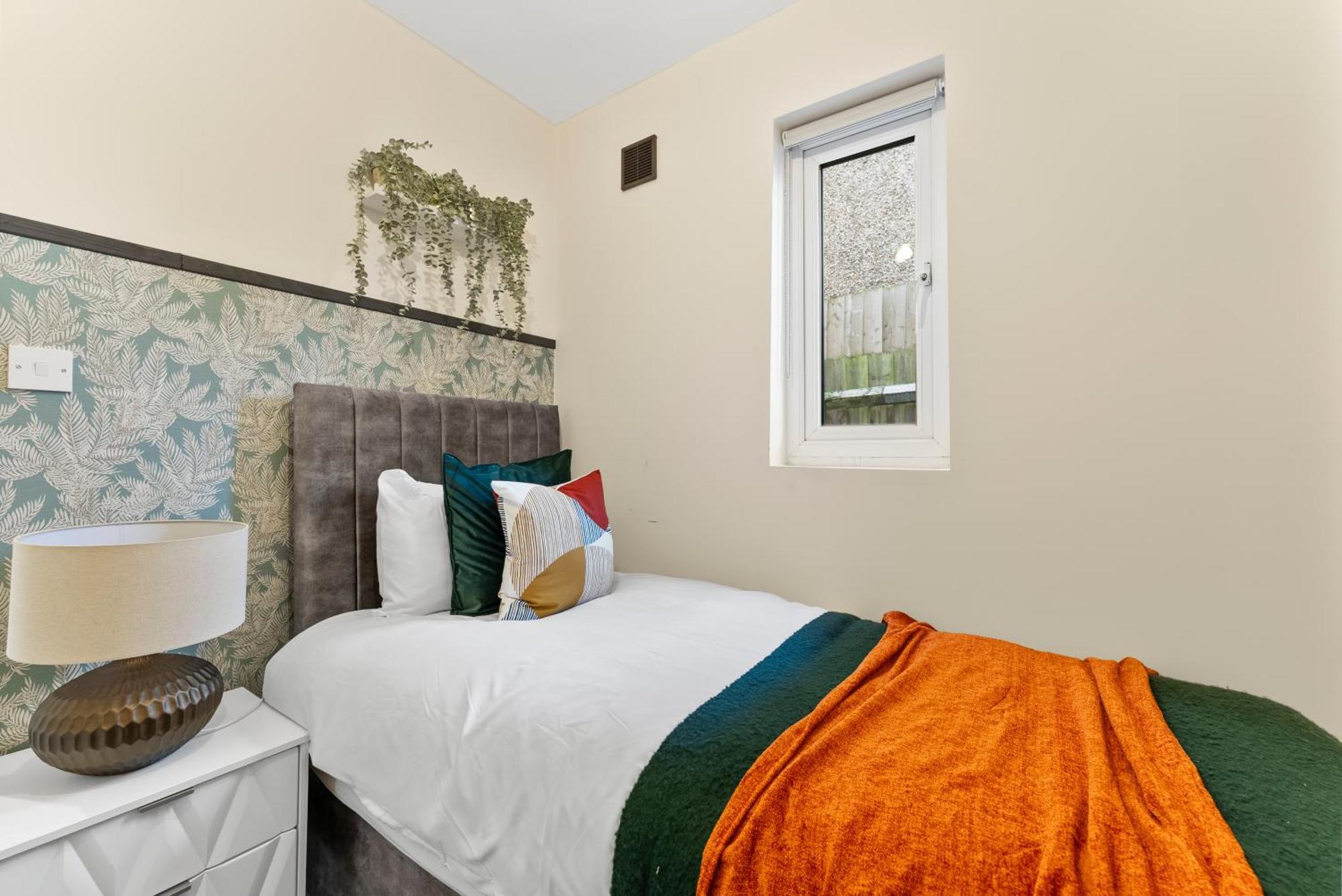 Stylish Wembley Gem - Parking -Sleeps 14 Villa London Exterior photo