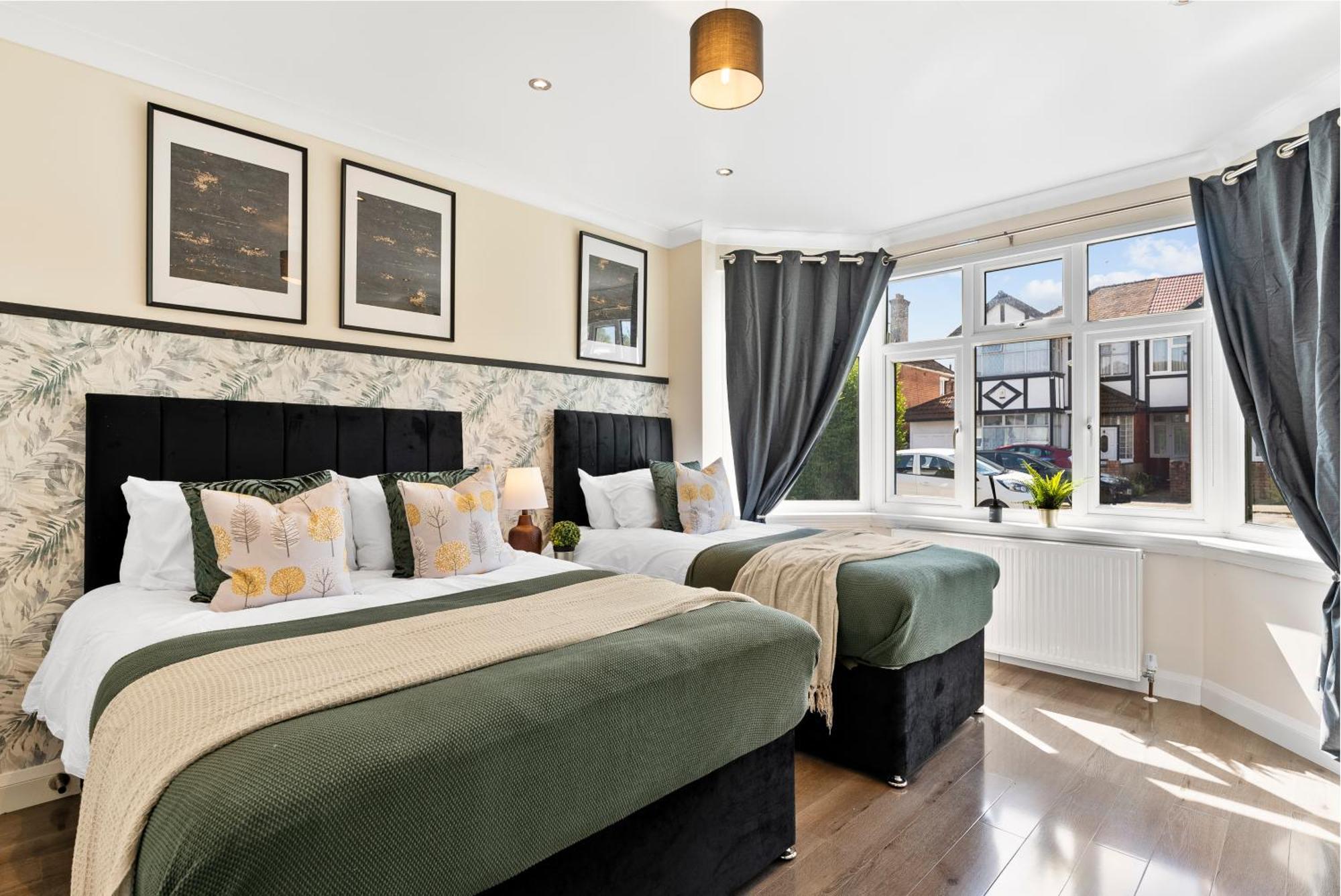 Stylish Wembley Gem - Parking -Sleeps 14 Villa London Exterior photo